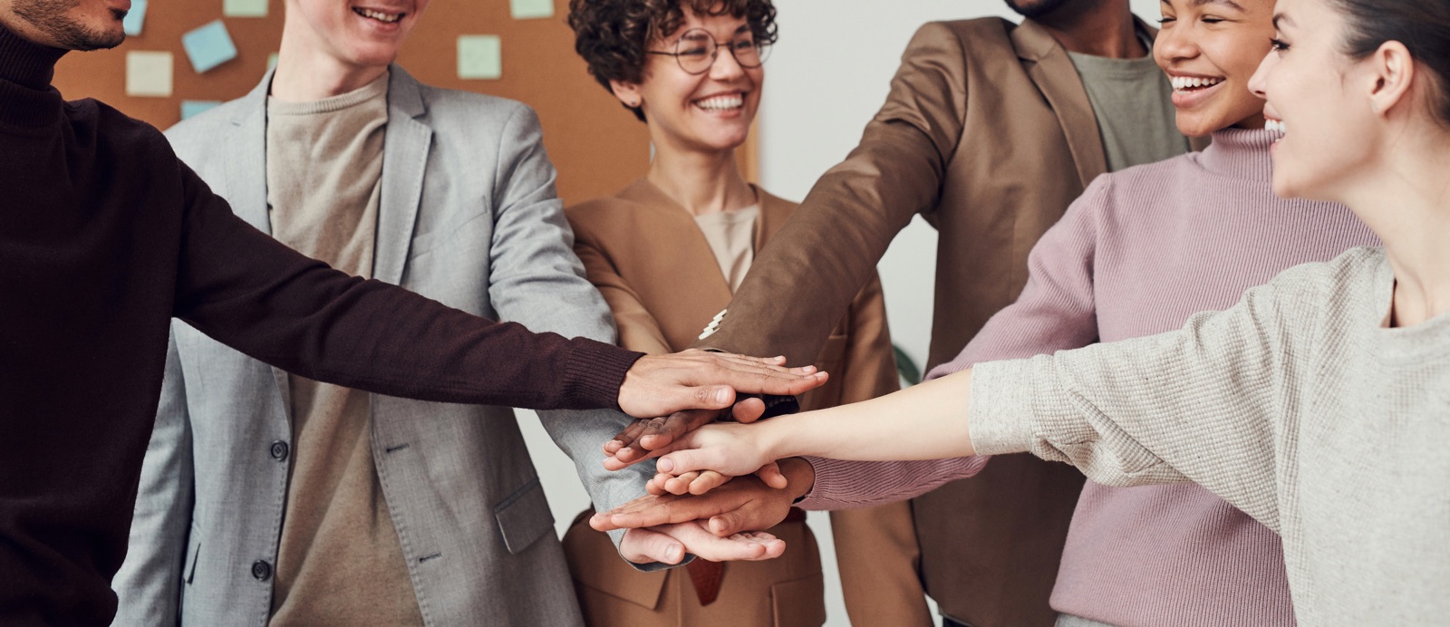 Mains réunies d'une équipe en signe de solidarité